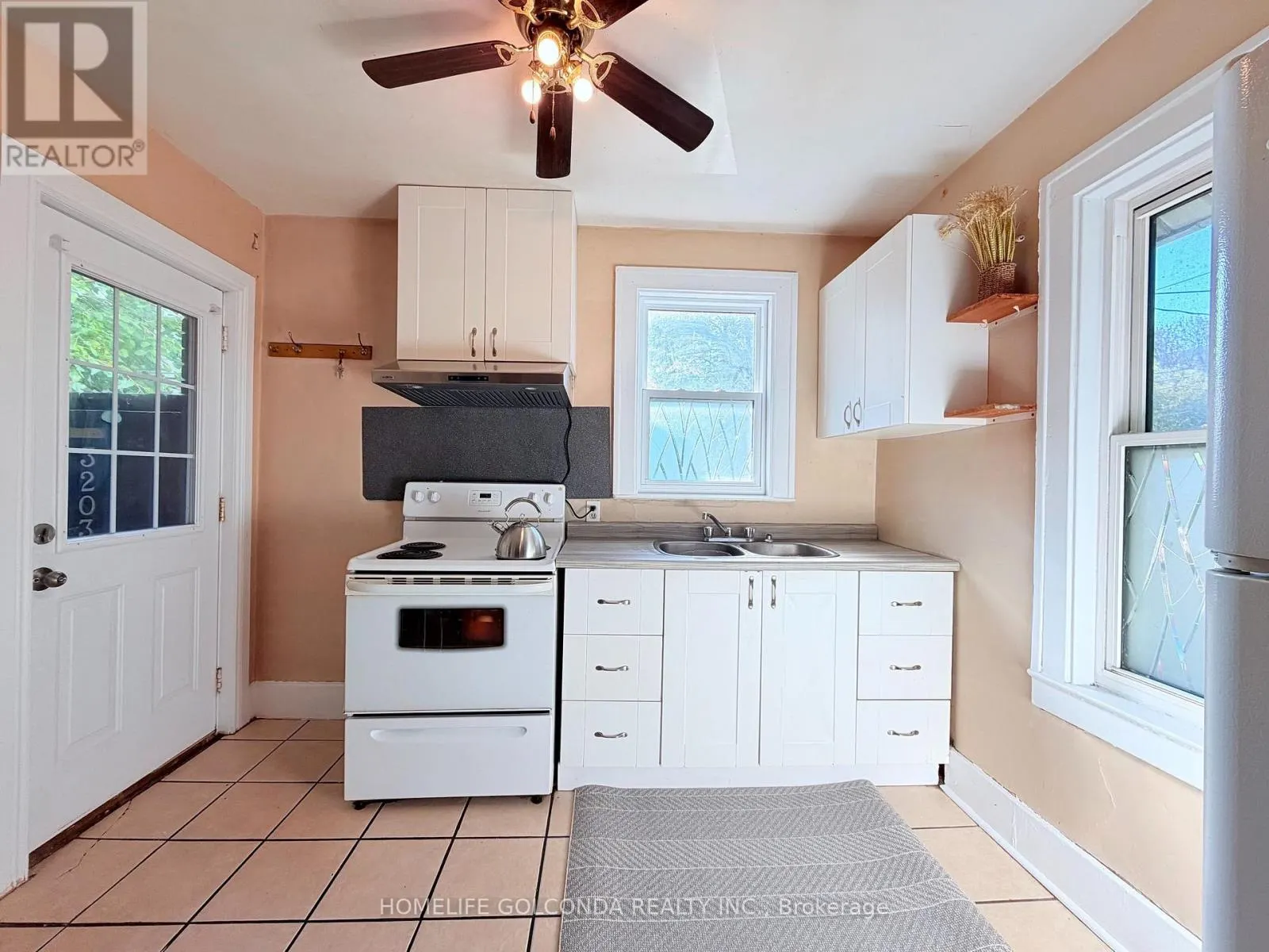 3203 LINWOOD PLACE