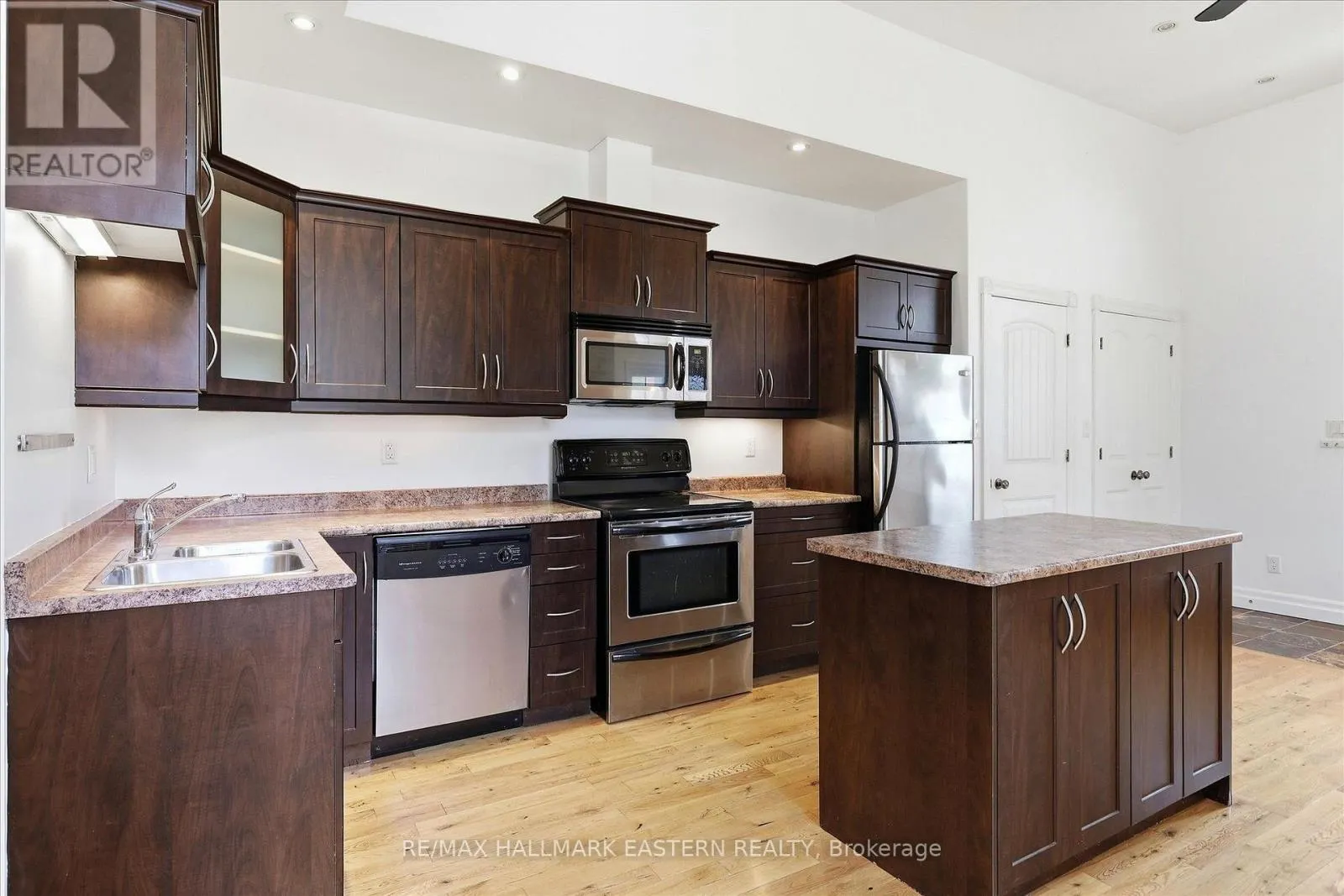 #2 - 760 GEORGE STREET ##2