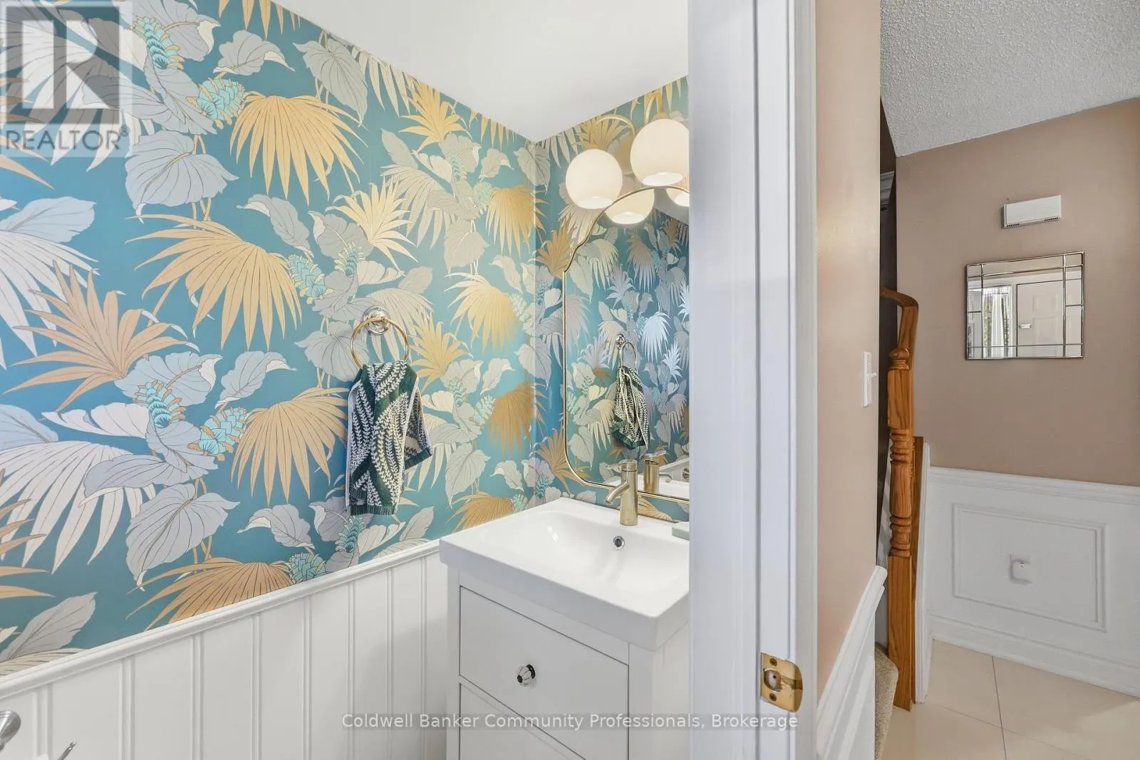 10 - 14 BRUCEDALE AVENUE E #10
