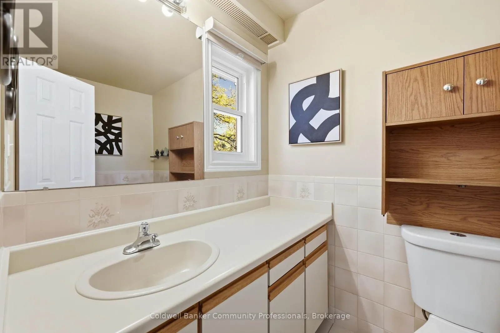 10 - 14 BRUCEDALE AVENUE E #10