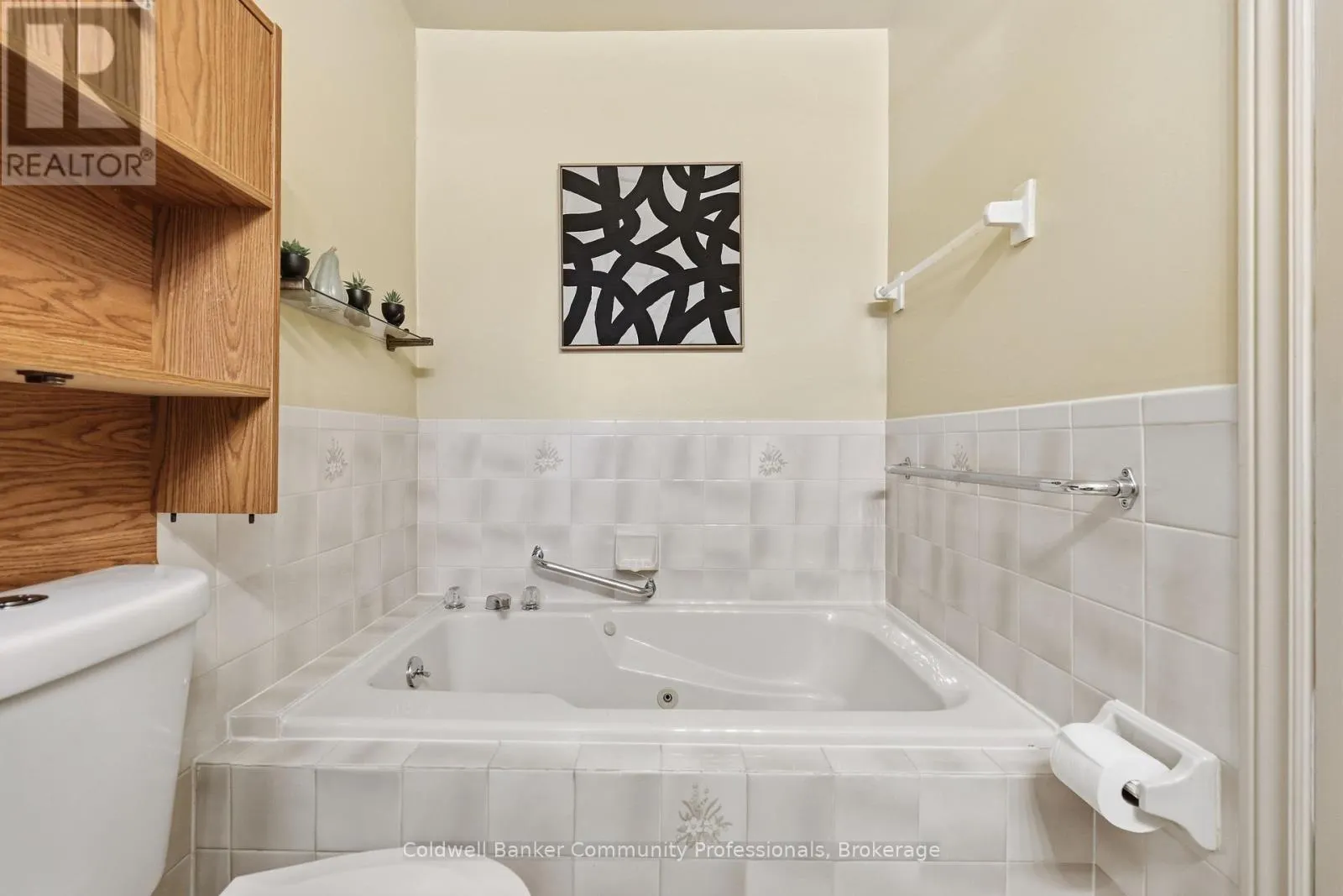 10 - 14 BRUCEDALE AVENUE E #10