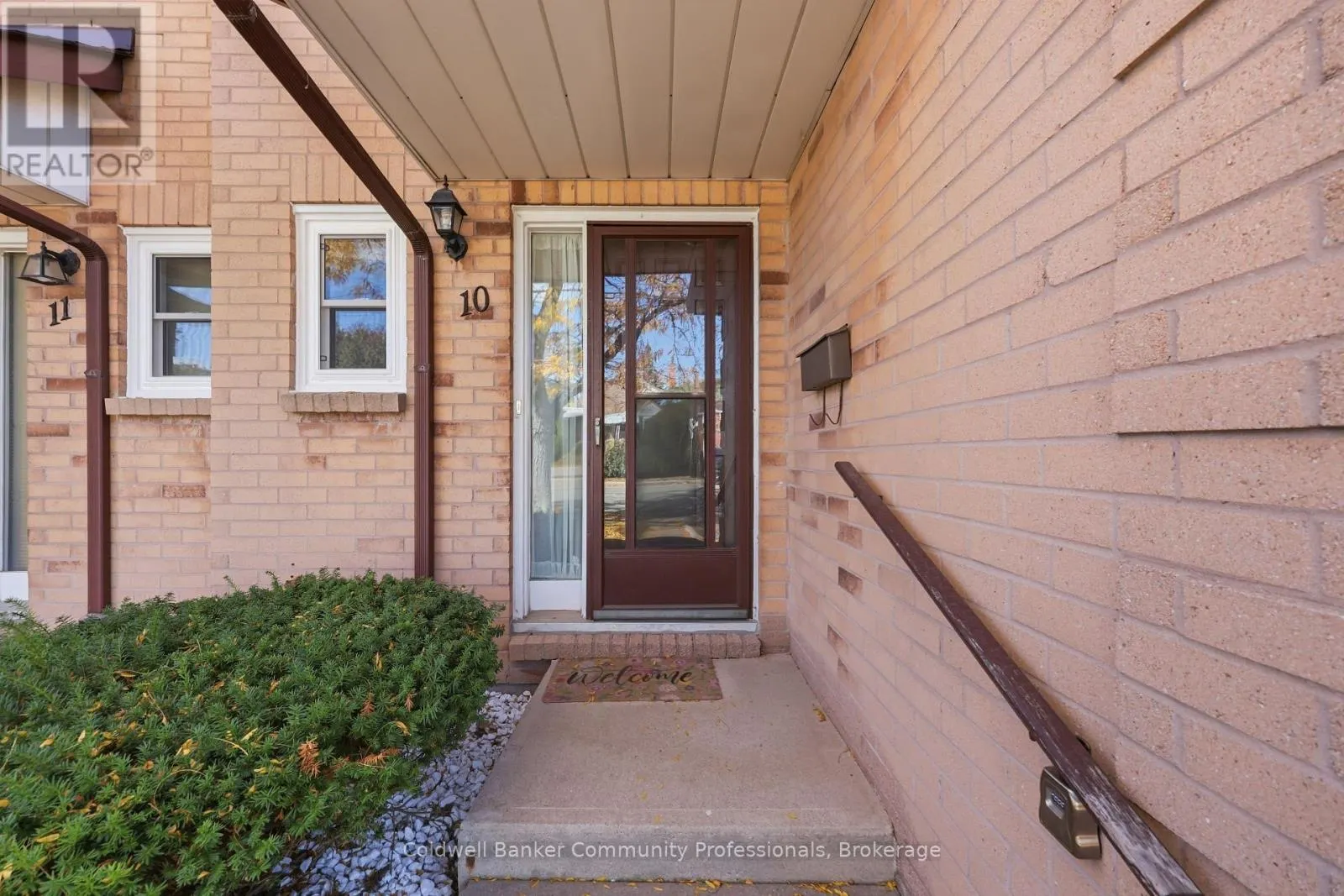 10 - 14 BRUCEDALE AVENUE E #10