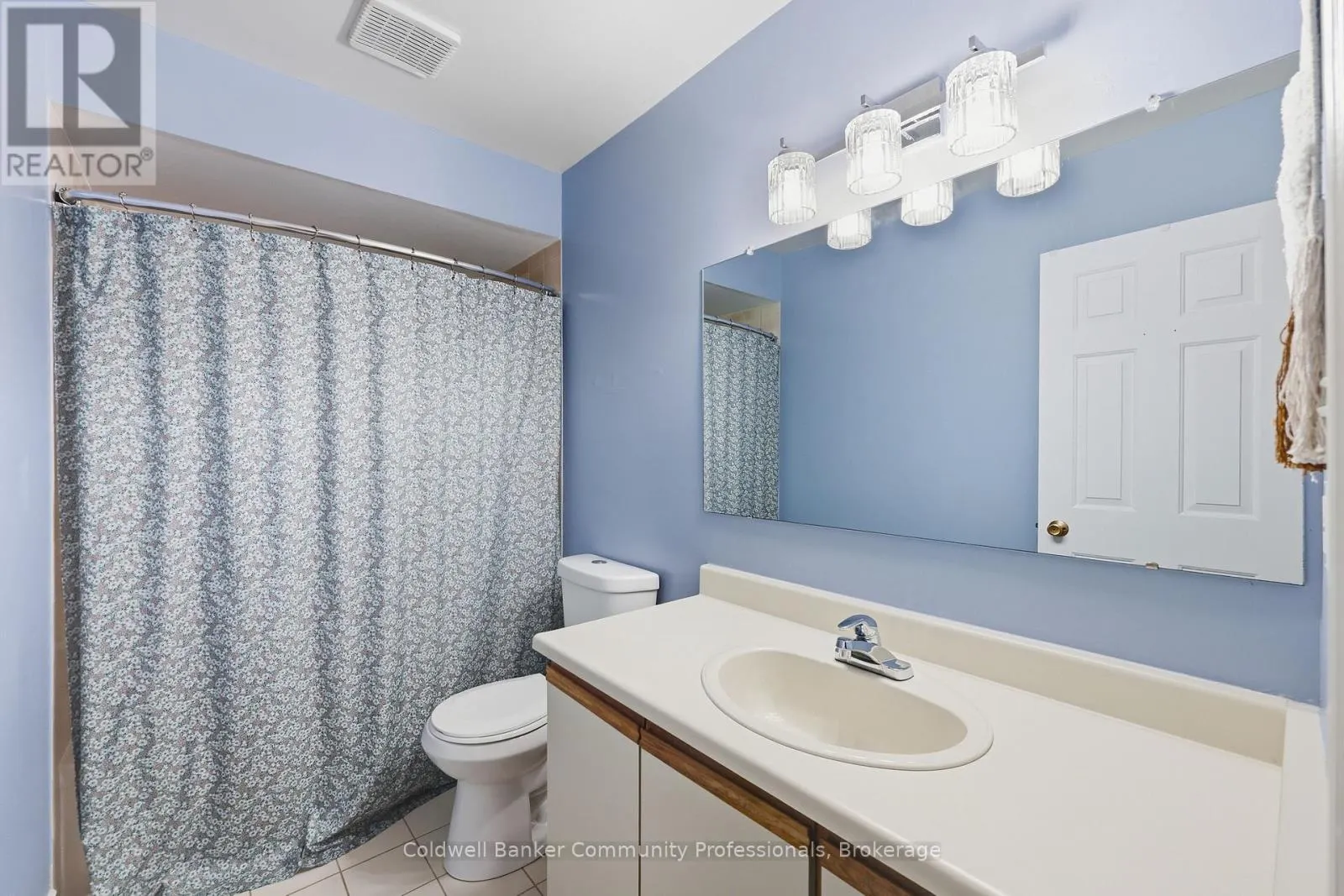 10 - 14 BRUCEDALE AVENUE E #10