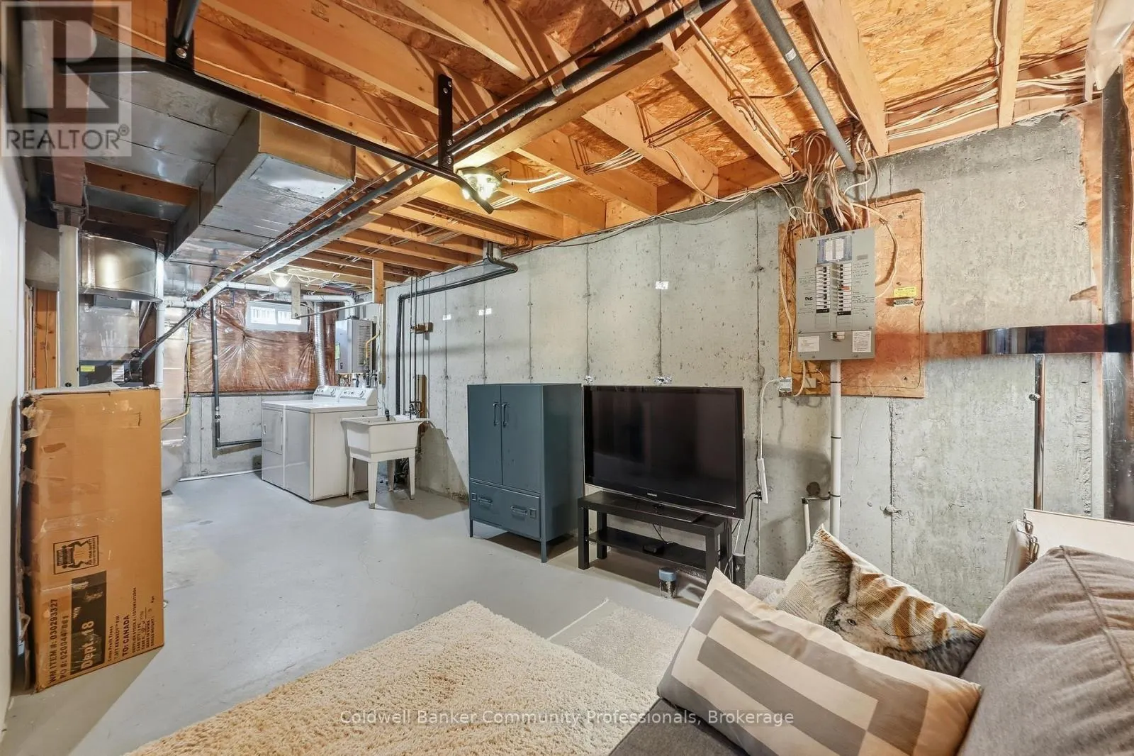 10 - 14 BRUCEDALE AVENUE E #10