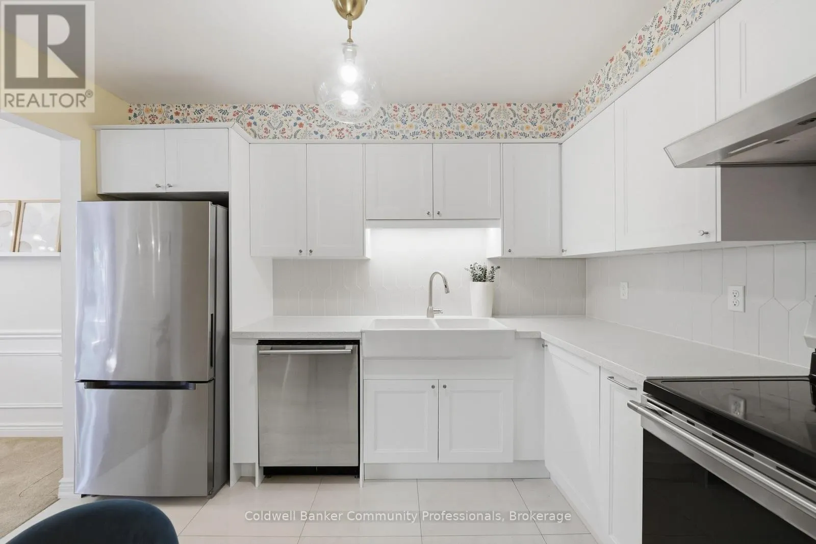 10 - 14 BRUCEDALE AVENUE E #10