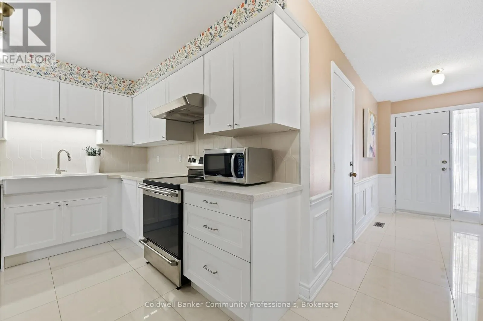 10 - 14 BRUCEDALE AVENUE E #10