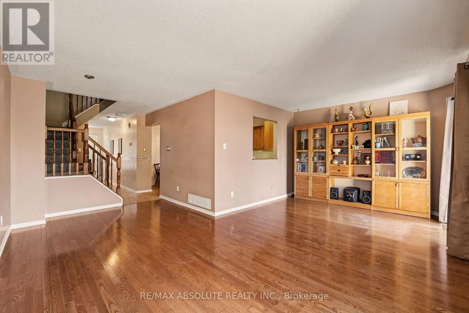 42 ROBLYN WAY