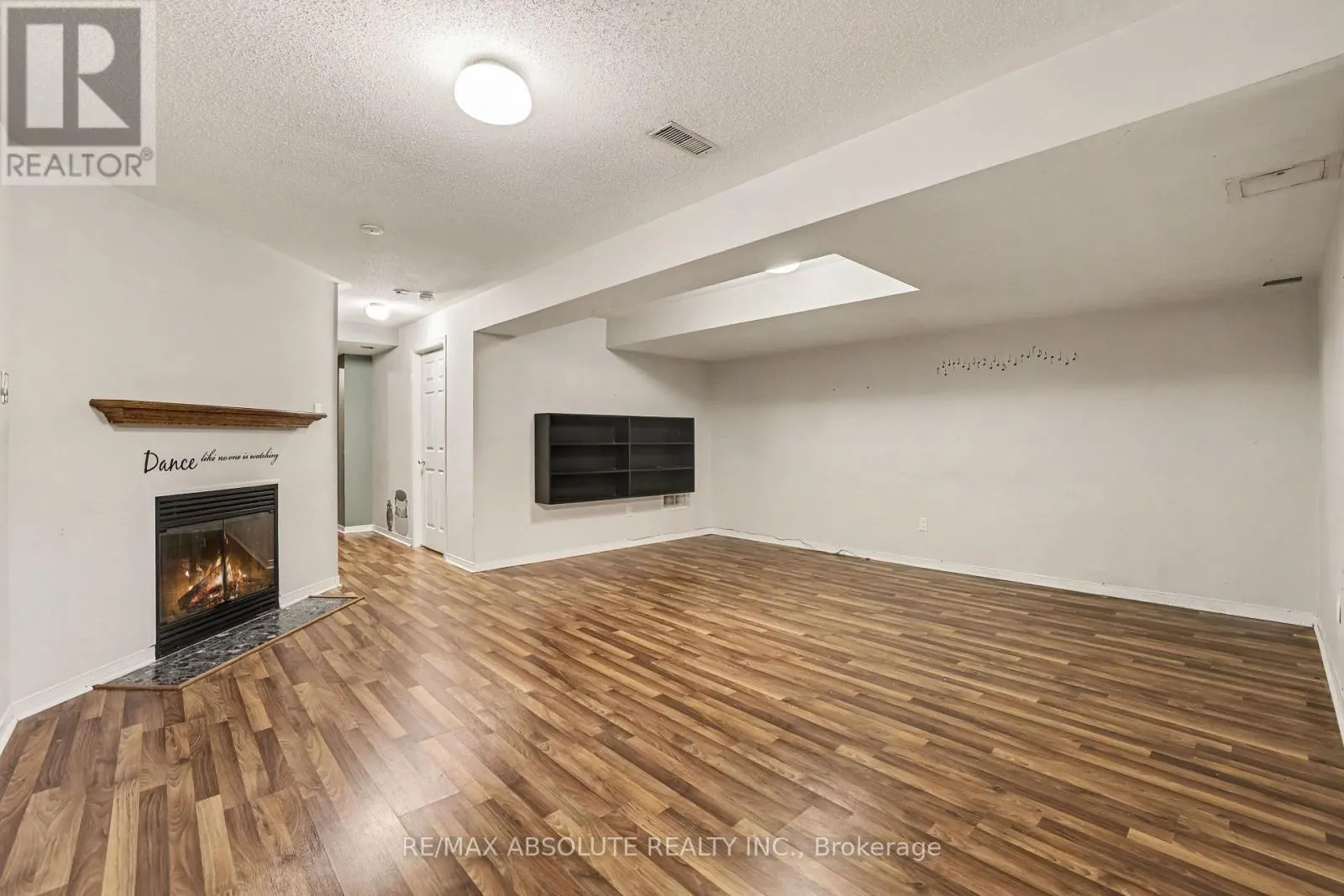 42 ROBLYN WAY