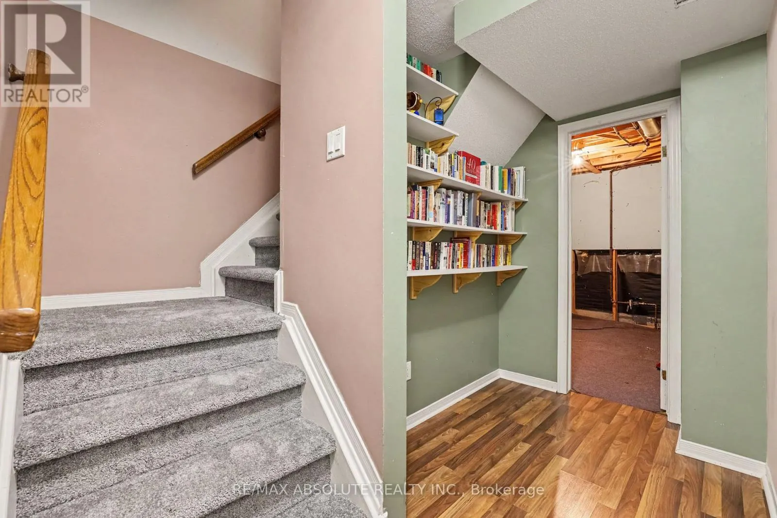 42 ROBLYN WAY