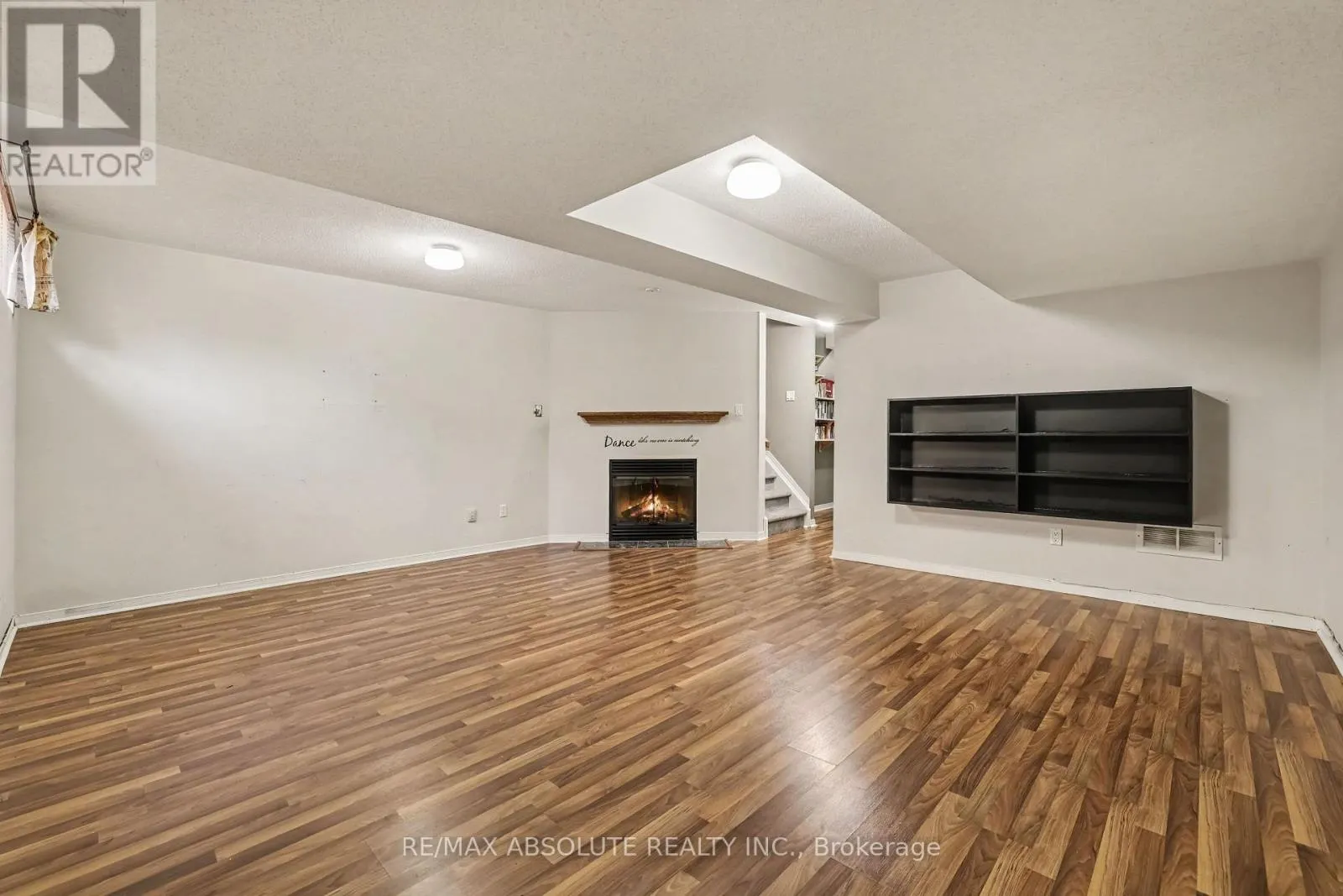 42 ROBLYN WAY