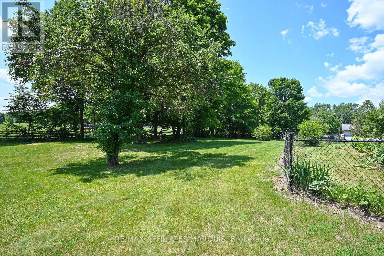 4 DAVIS LANE