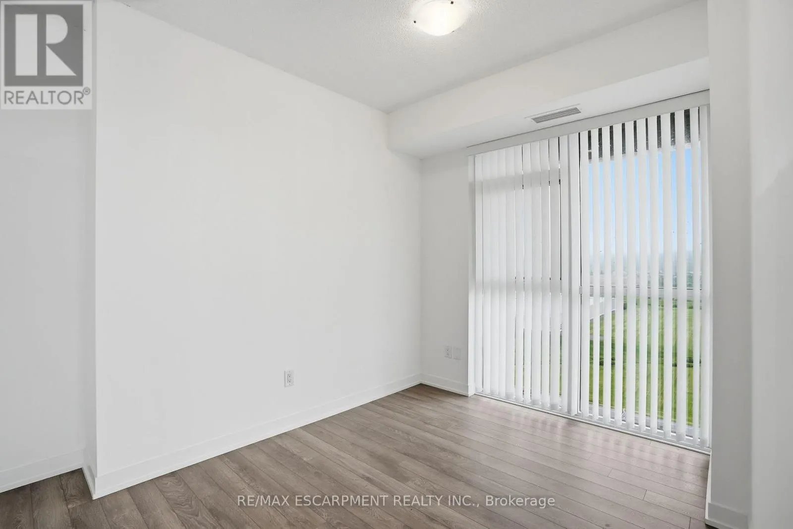 1201 - 550 NORTH SERVICE ROAD