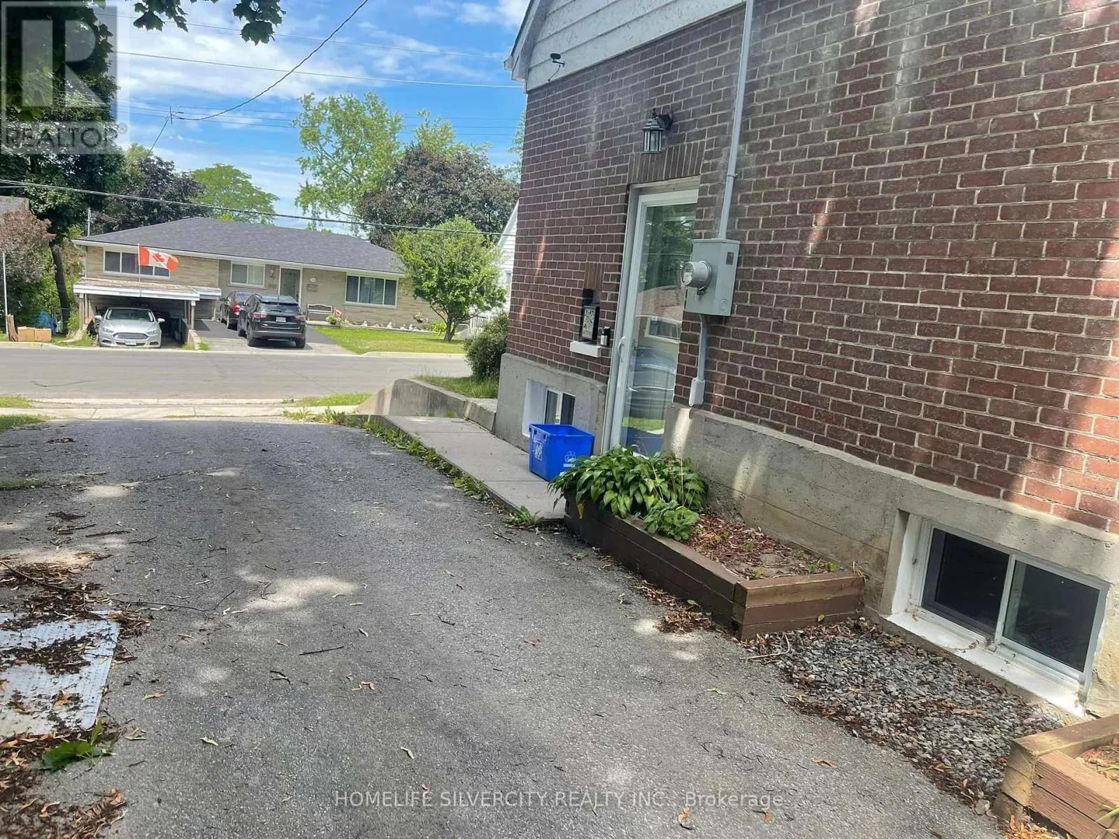 327 VICTORIA AVENUE