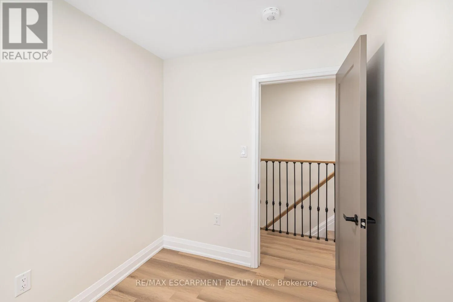 250 ROSSLYN AVENUE N