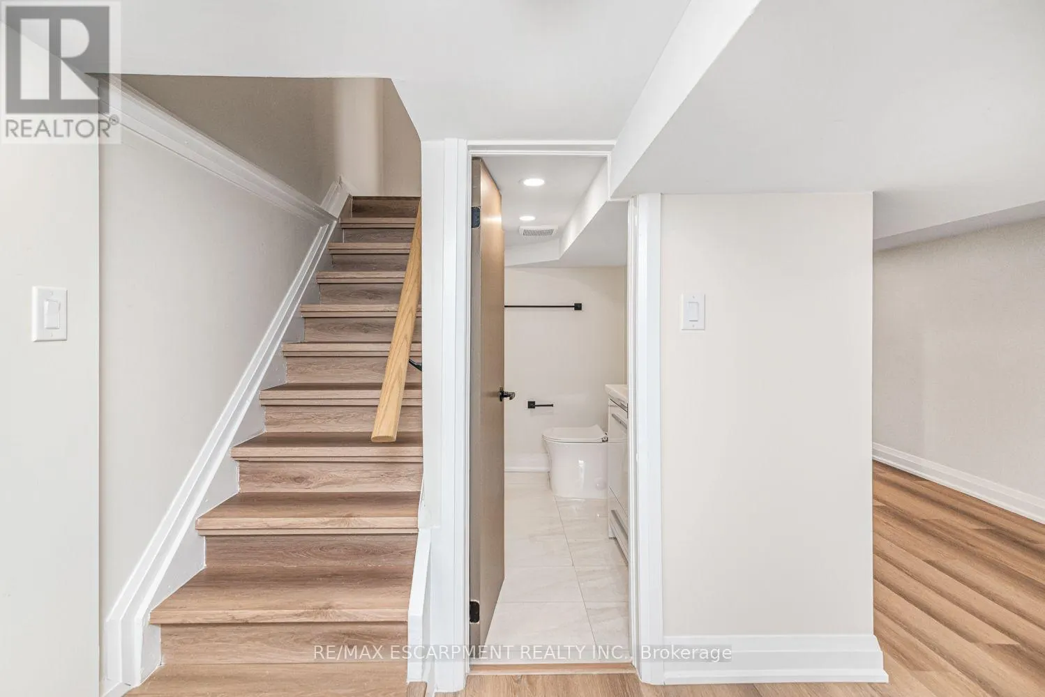 250 ROSSLYN AVENUE N