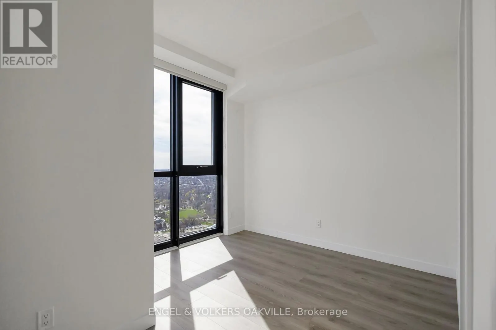 3914 - 60 FREDERICK STREET