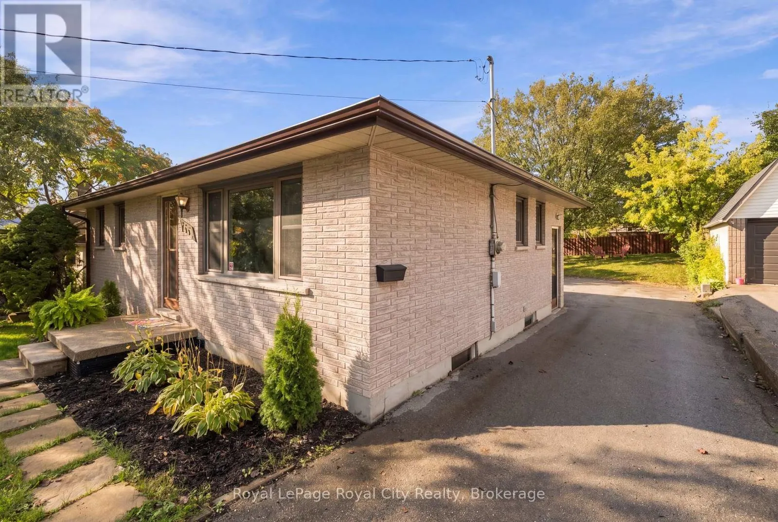 166 VICTORIA ROAD N
