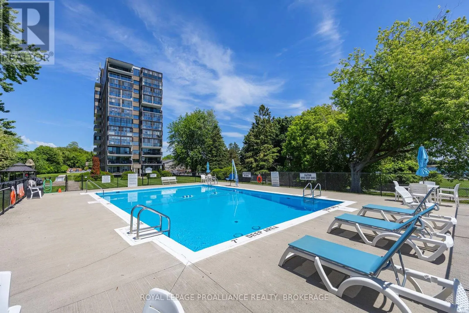 806 - 2 MOWAT AVENUE #806