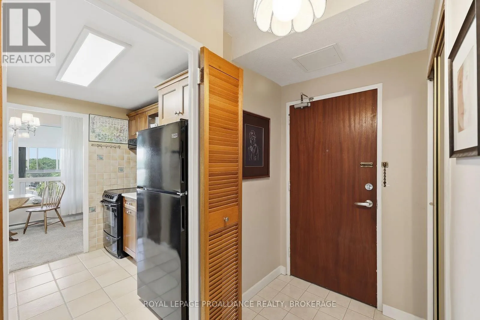 806 - 2 MOWAT AVENUE #806