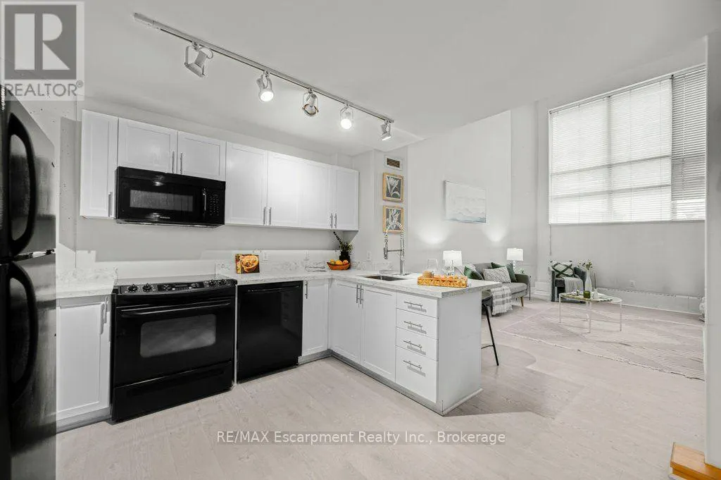 107 - 66 BAY STREET S #107