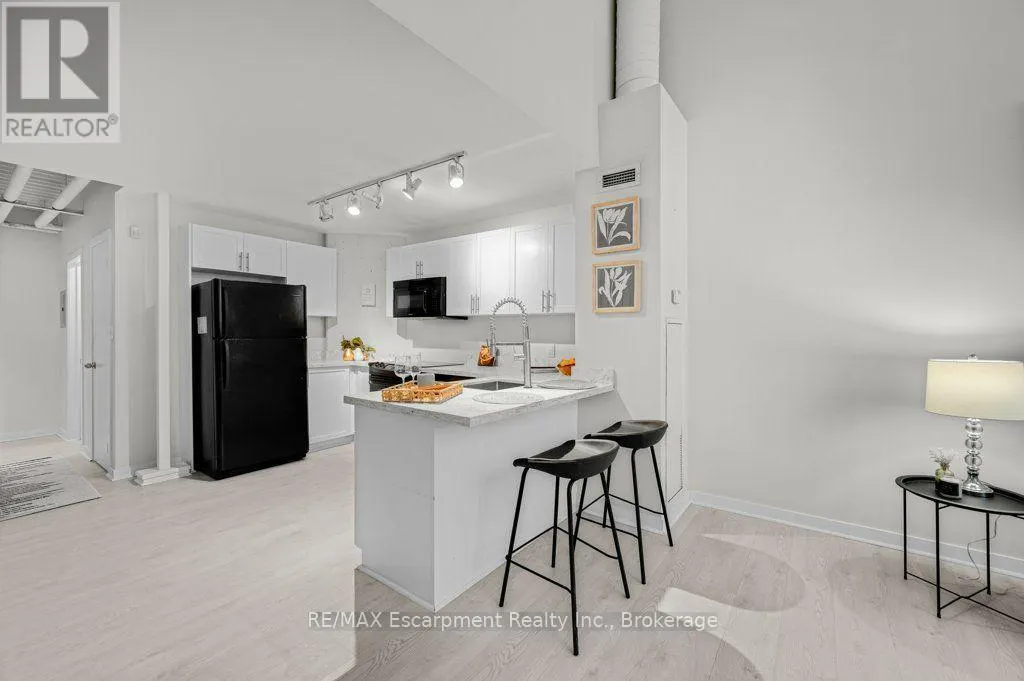 107 - 66 BAY STREET S #107