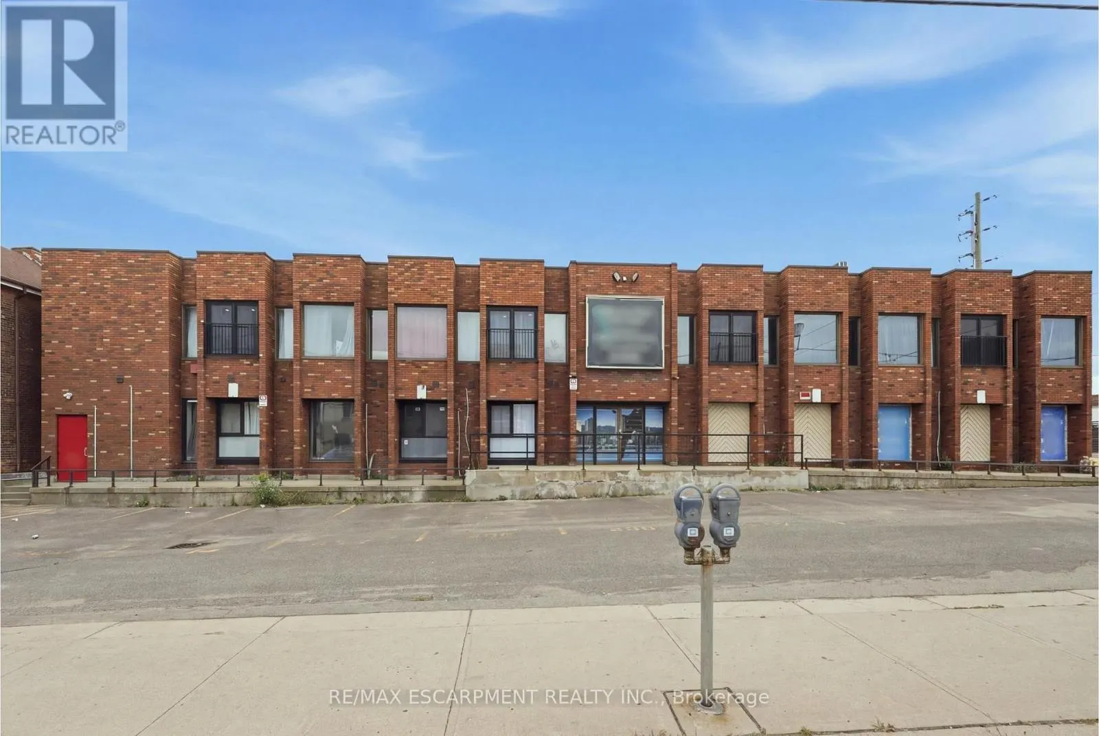 98 BARTON STREET E