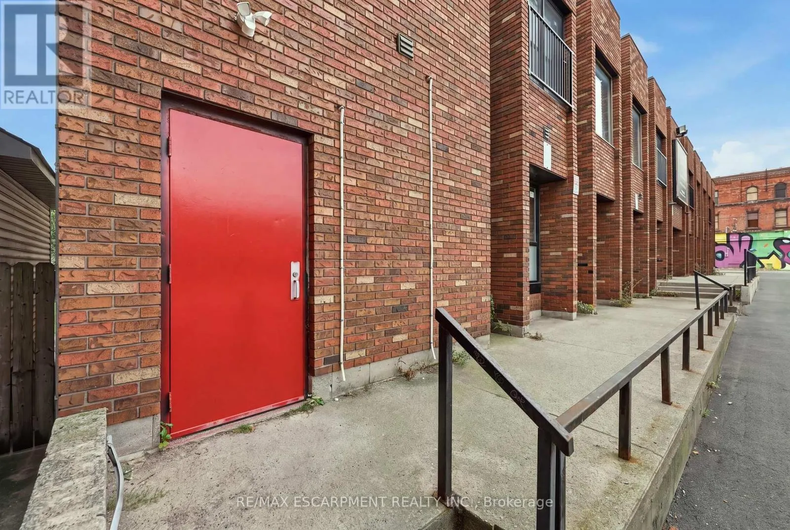 98 BARTON STREET E