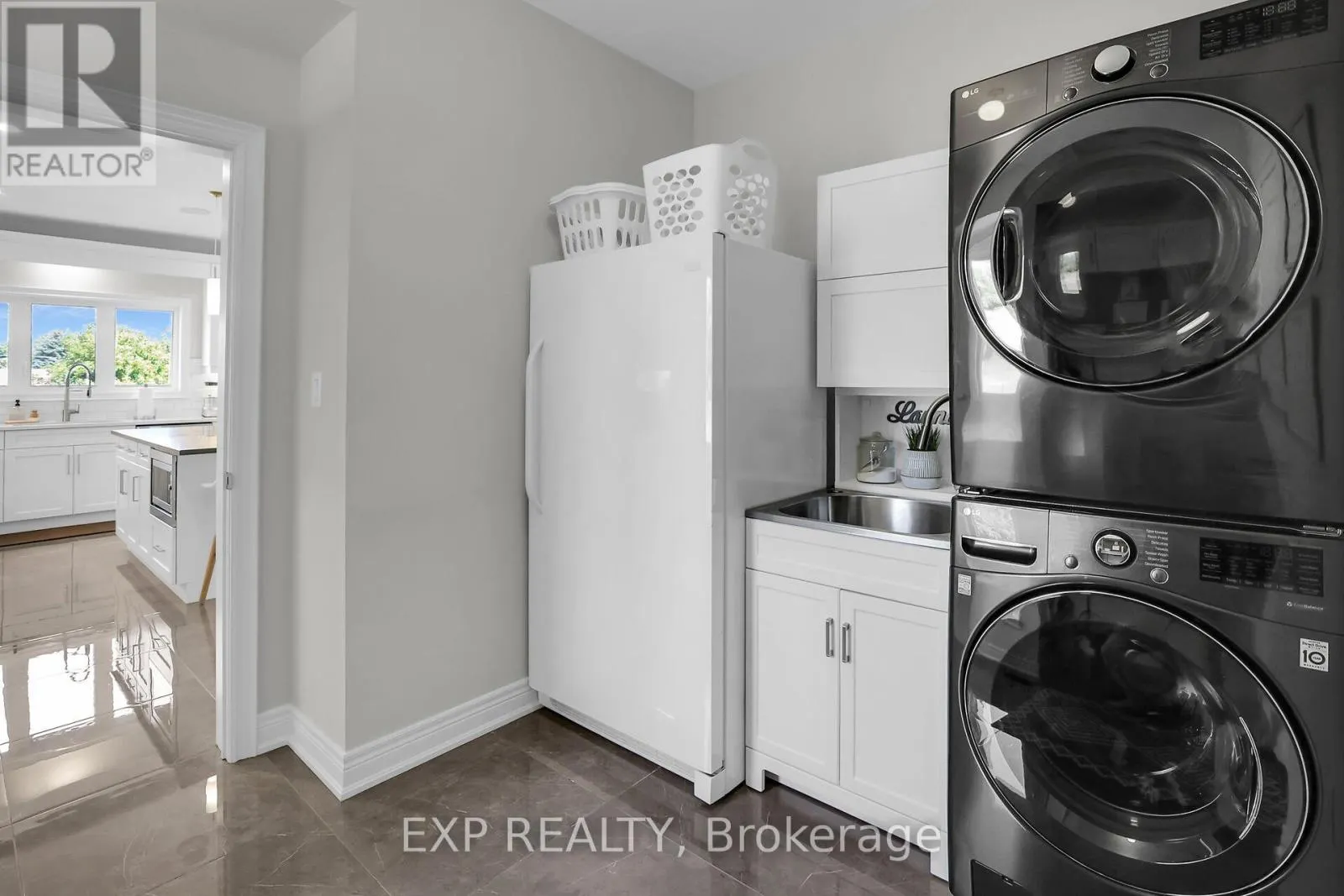 3608 CAROLINIA COURT