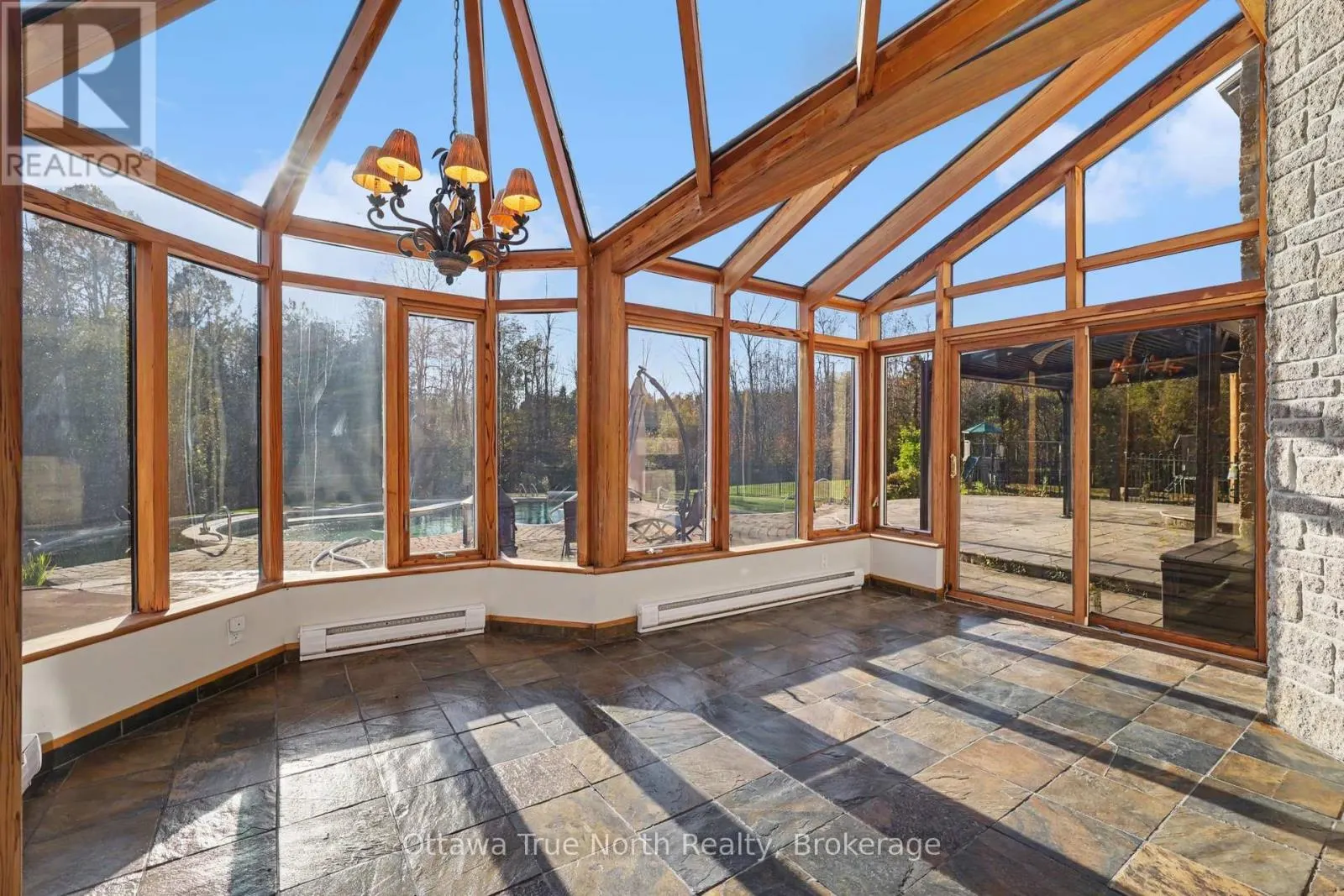 5884 EARLSCOURT CRESCENT