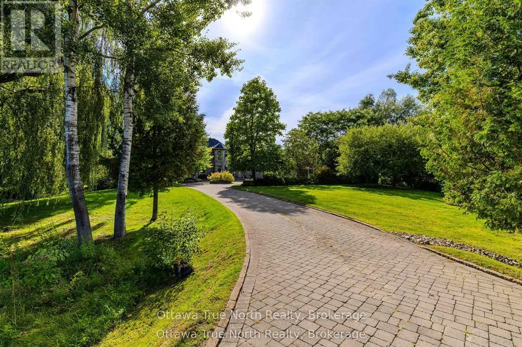 5884 EARLSCOURT CRESCENT