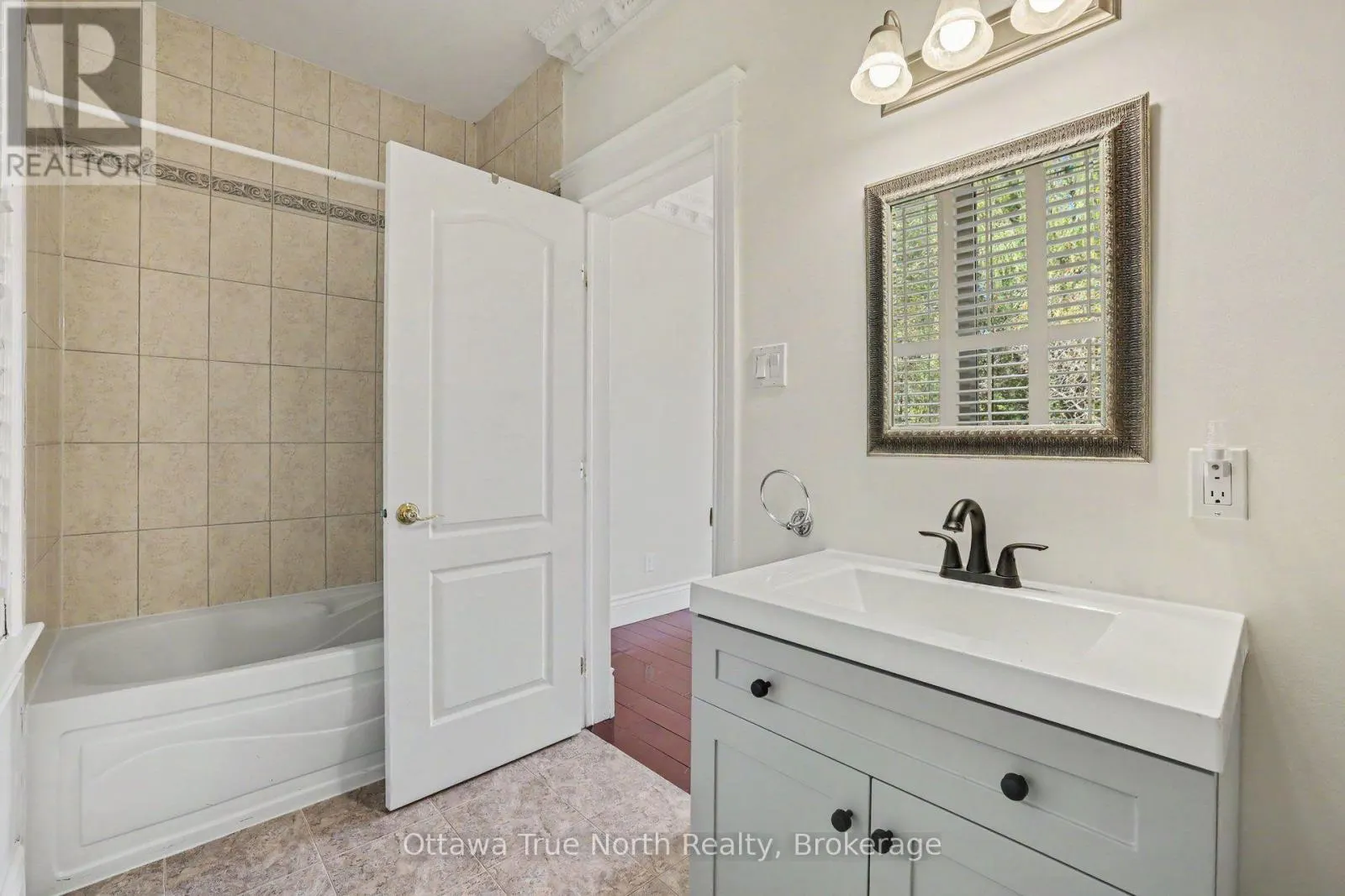 5884 EARLSCOURT CRESCENT