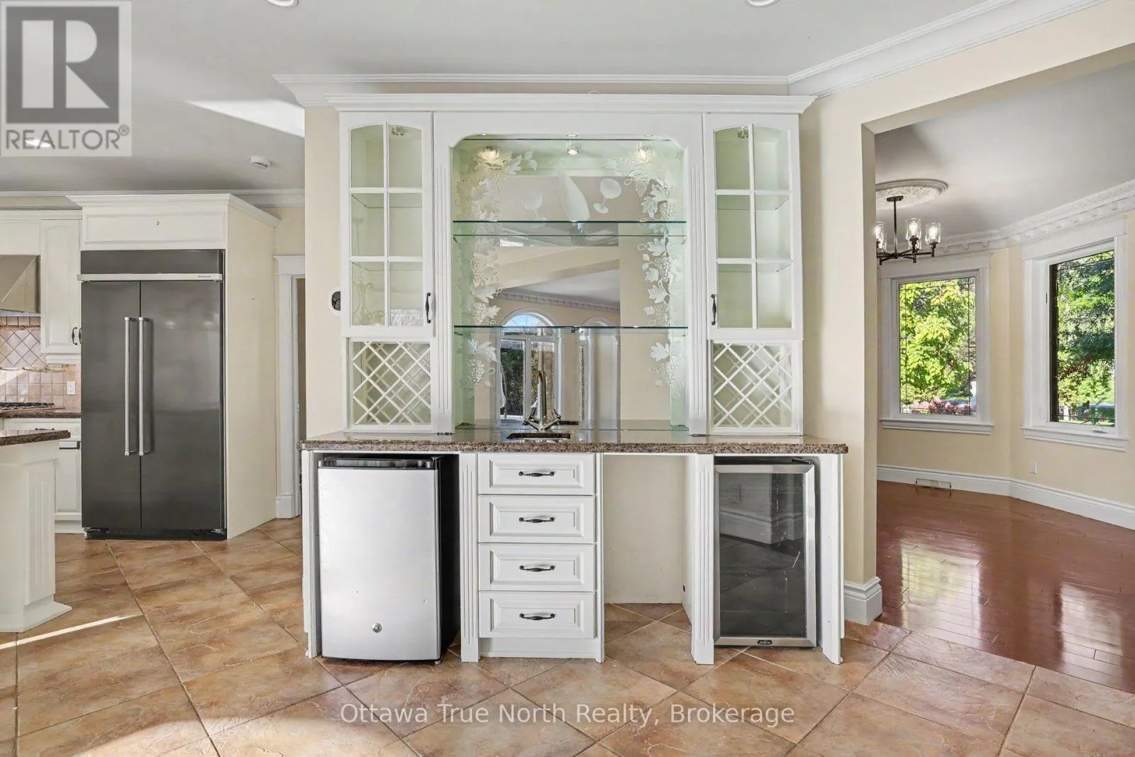 5884 EARLSCOURT CRESCENT