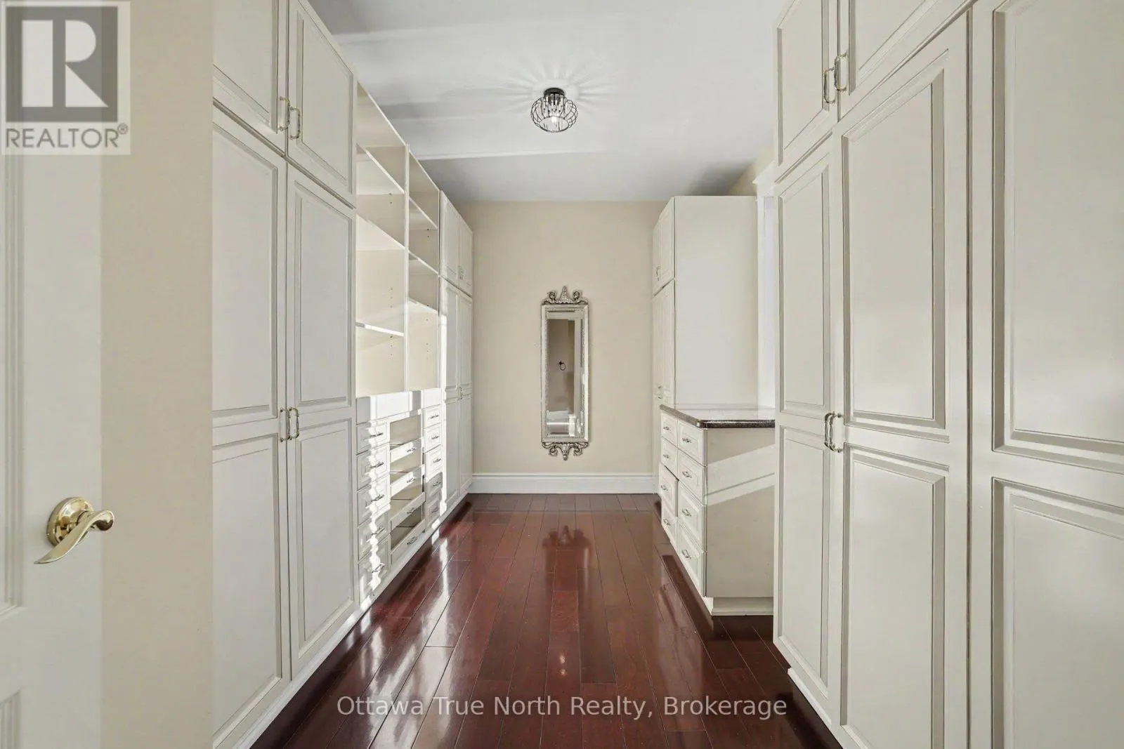 5884 EARLSCOURT CRESCENT