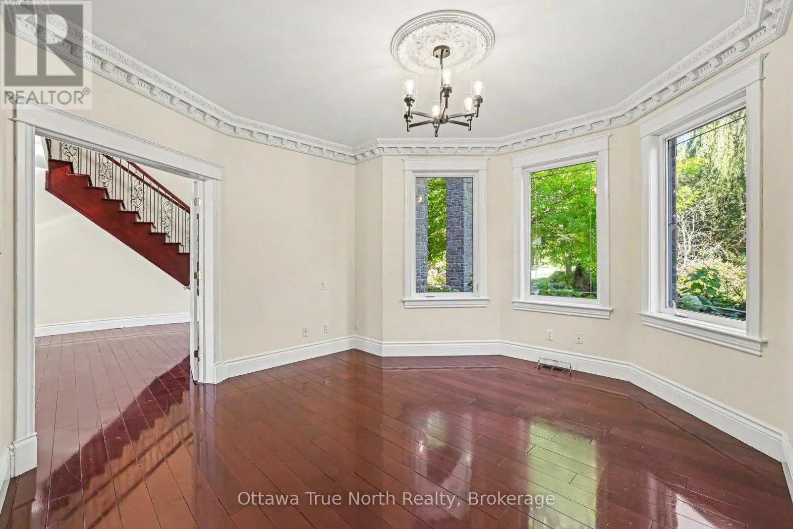 5884 EARLSCOURT CRESCENT
