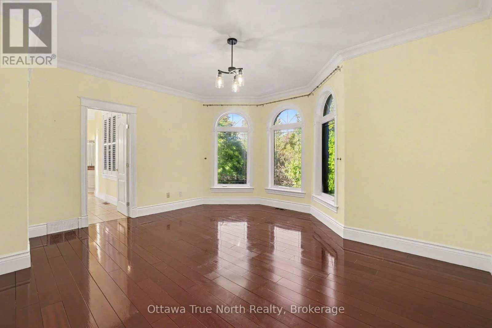 5884 EARLSCOURT CRESCENT