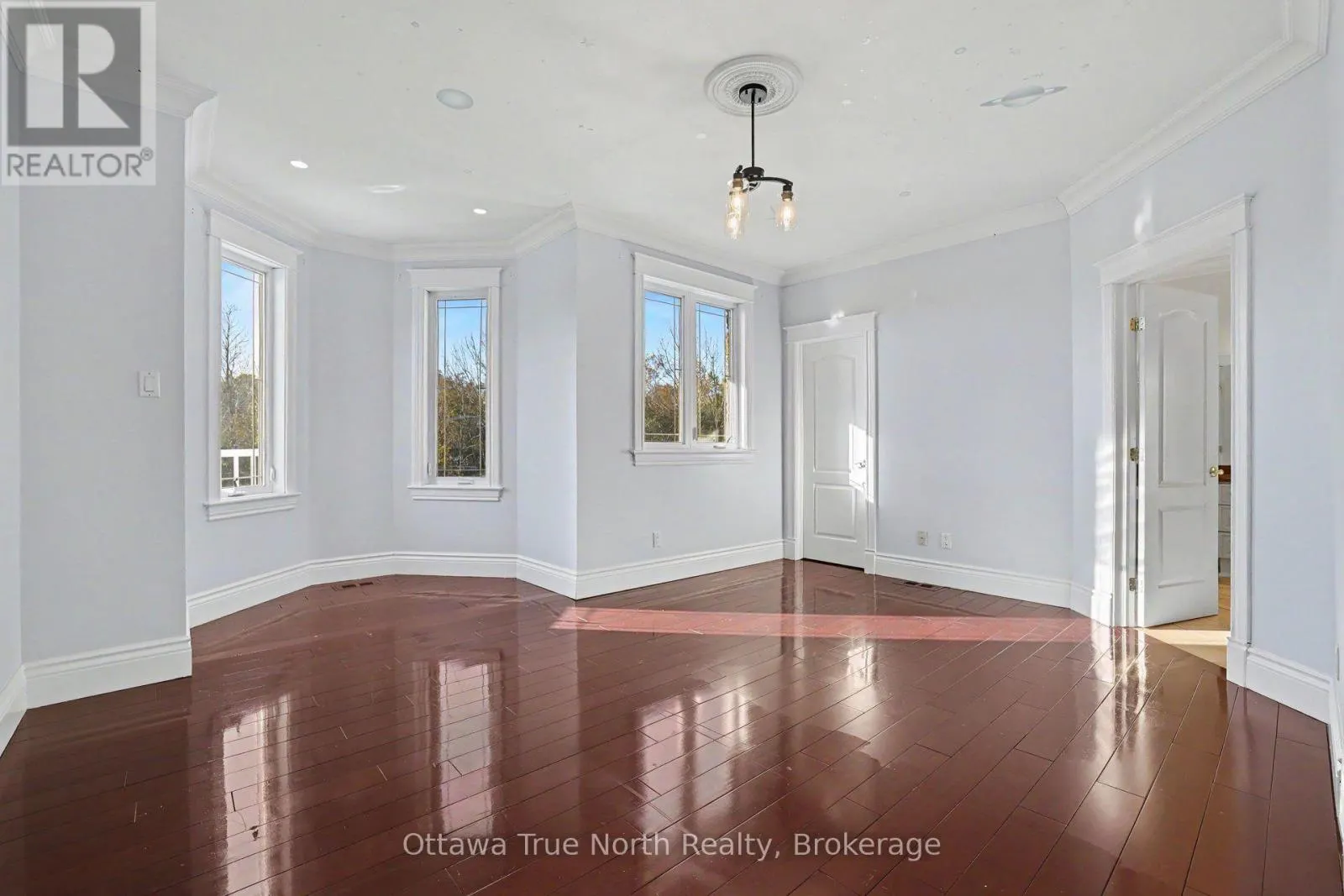 5884 EARLSCOURT CRESCENT