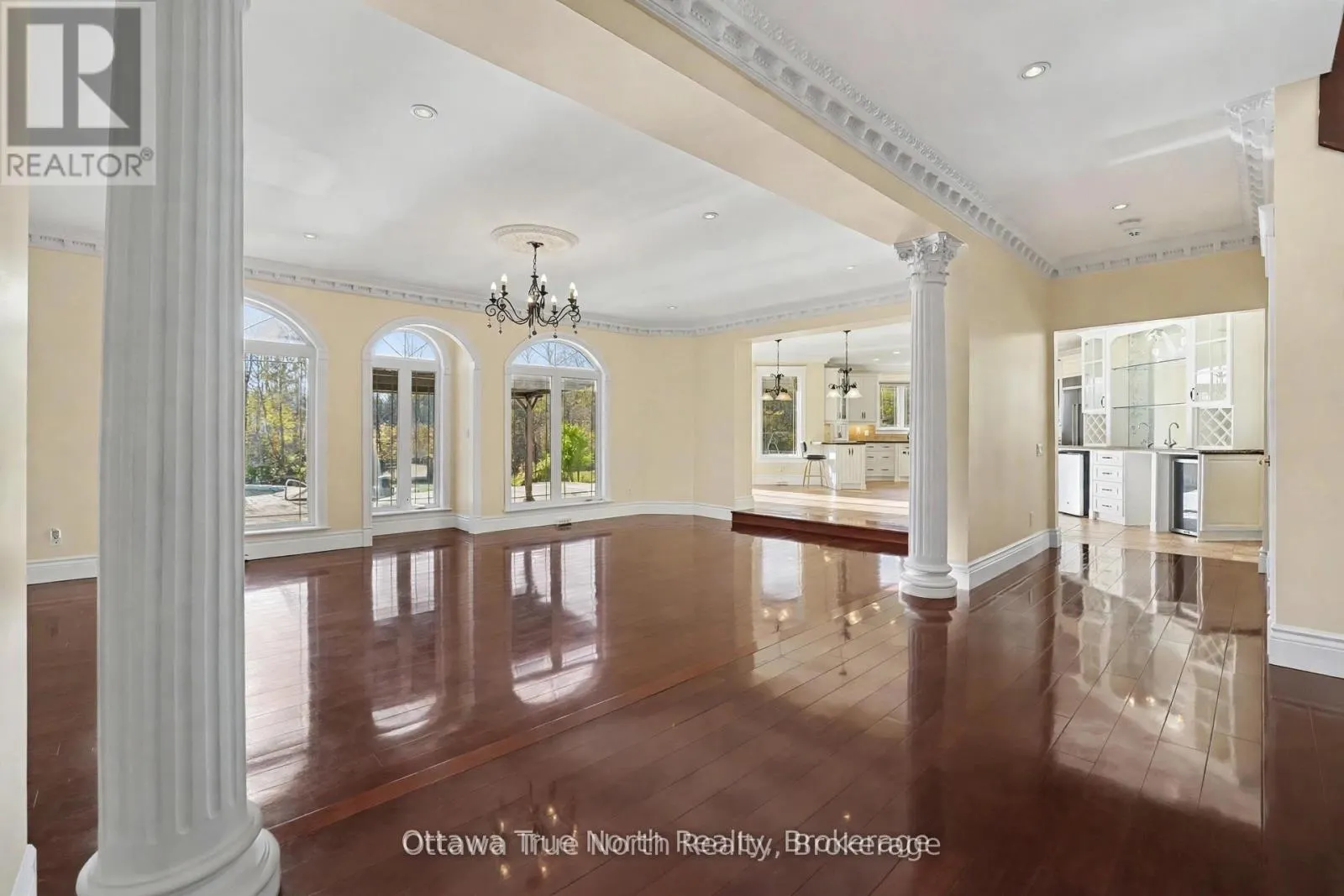 5884 EARLSCOURT CRESCENT
