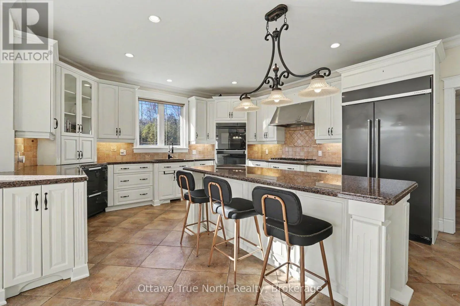 5884 EARLSCOURT CRESCENT