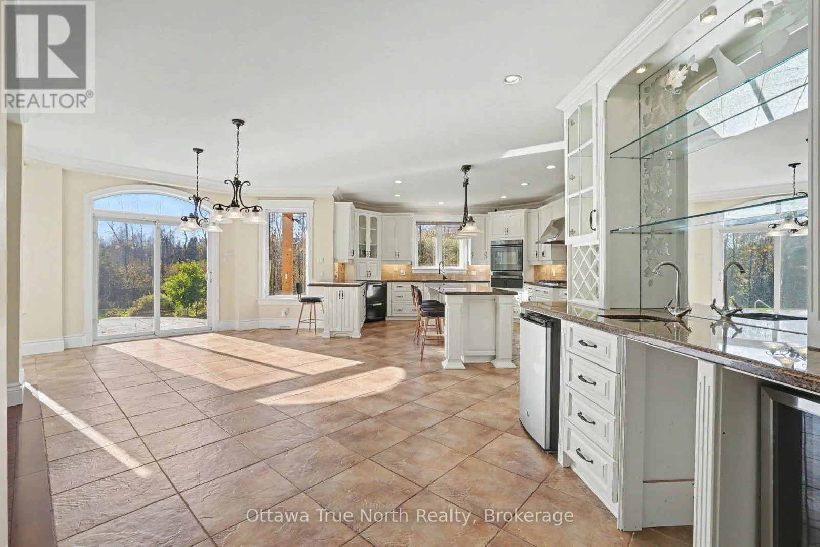 5884 EARLSCOURT CRESCENT
