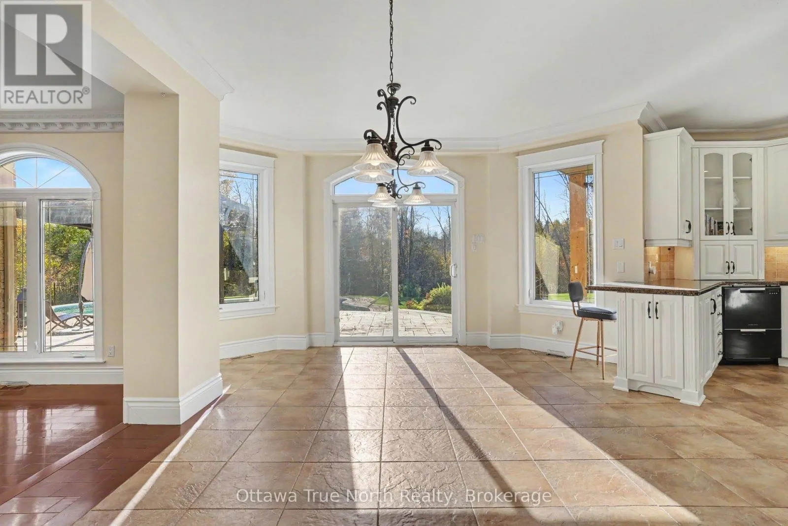 5884 EARLSCOURT CRESCENT