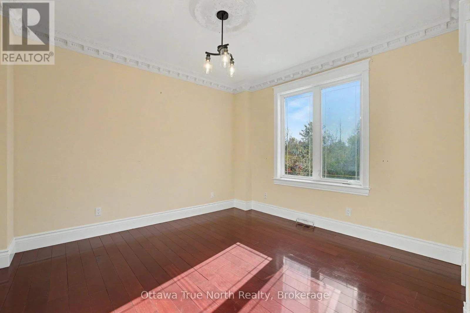 5884 EARLSCOURT CRESCENT