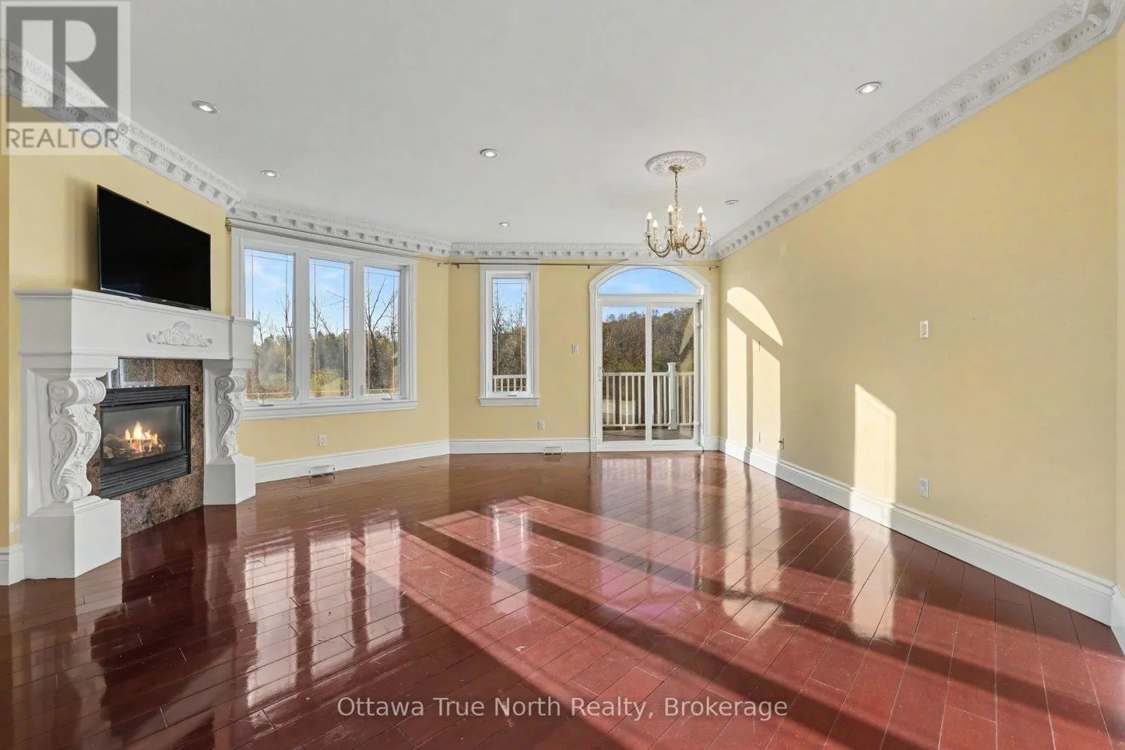 5884 EARLSCOURT CRESCENT