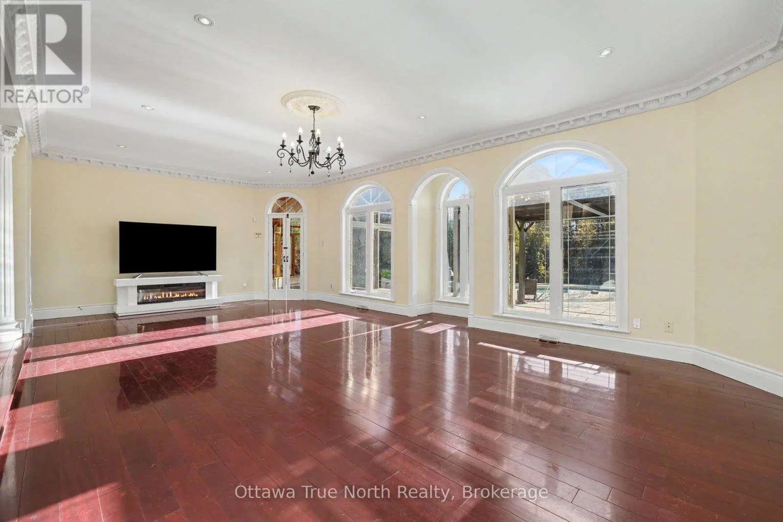 5884 EARLSCOURT CRESCENT