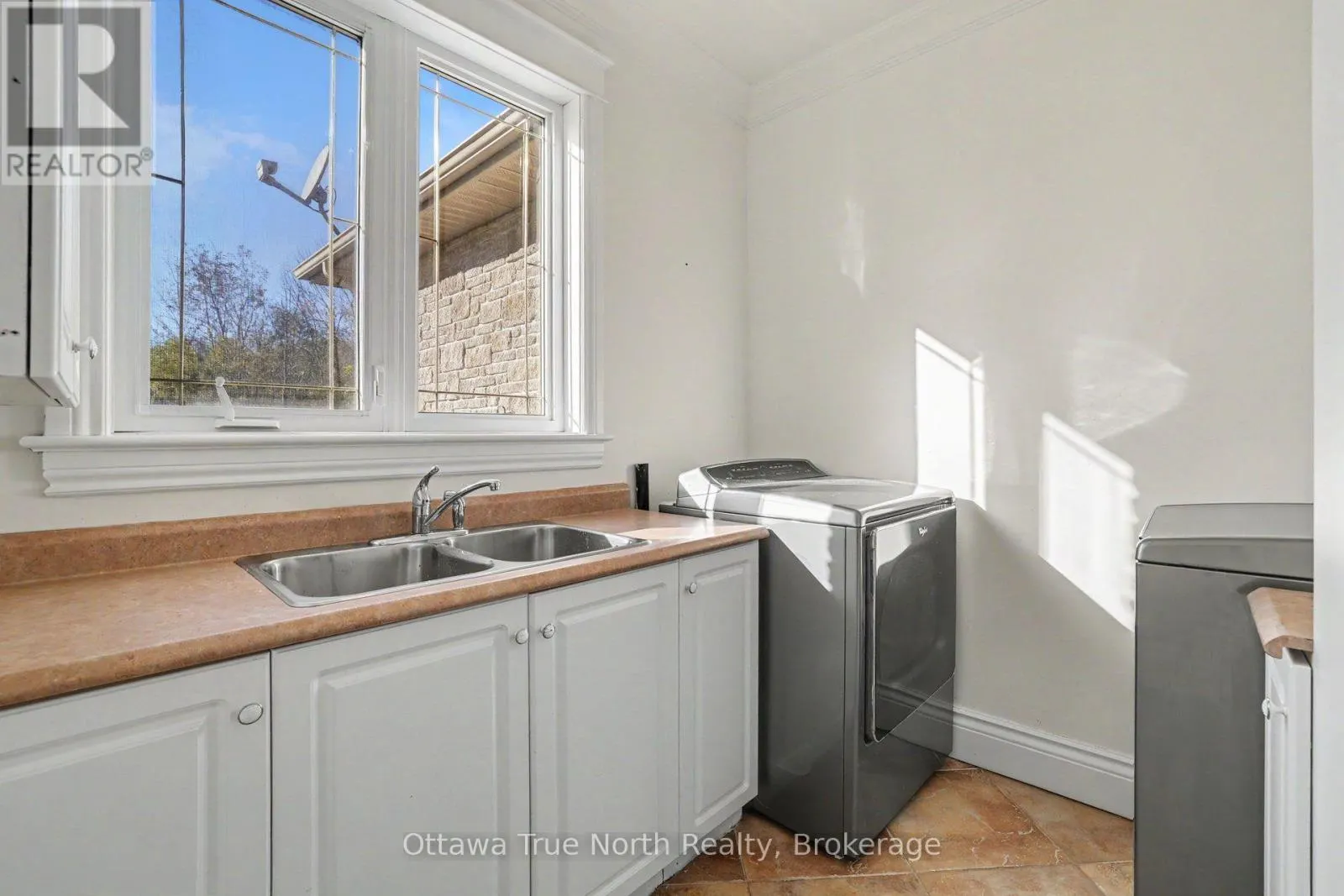 5884 EARLSCOURT CRESCENT