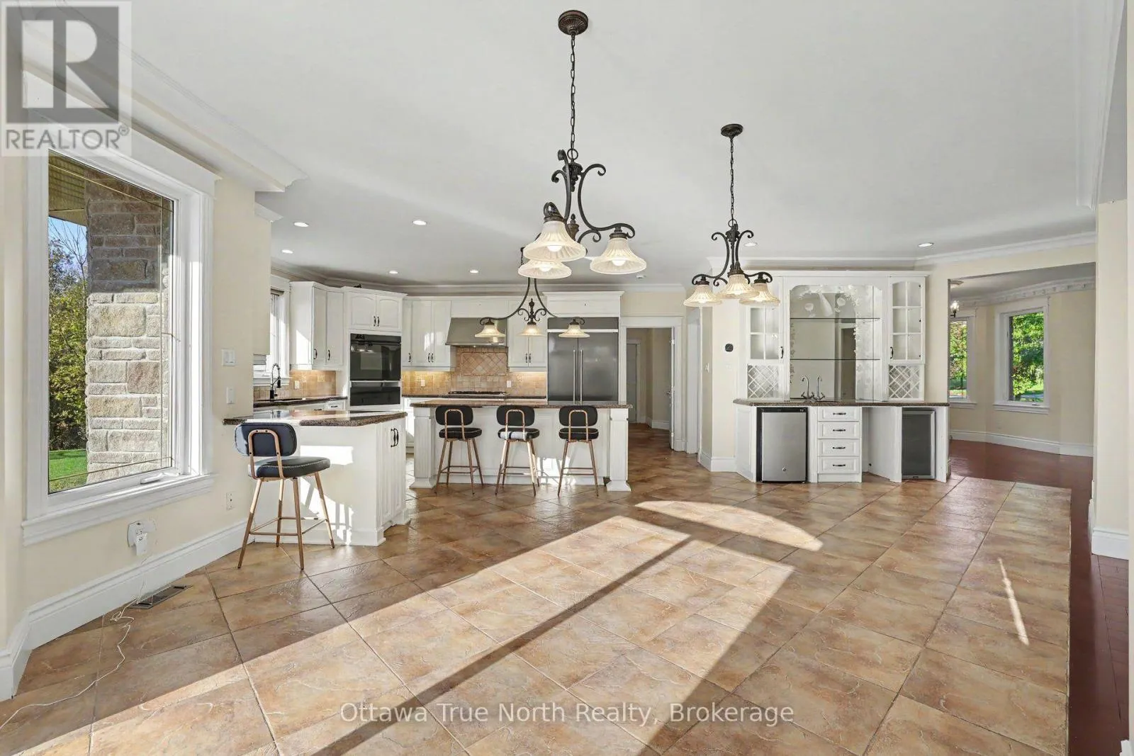 5884 EARLSCOURT CRESCENT