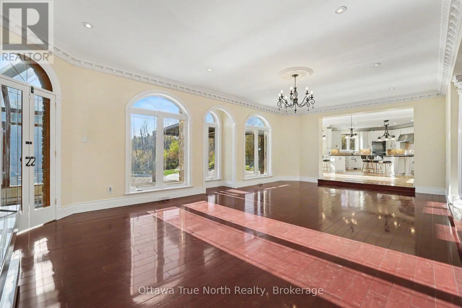 5884 EARLSCOURT CRESCENT