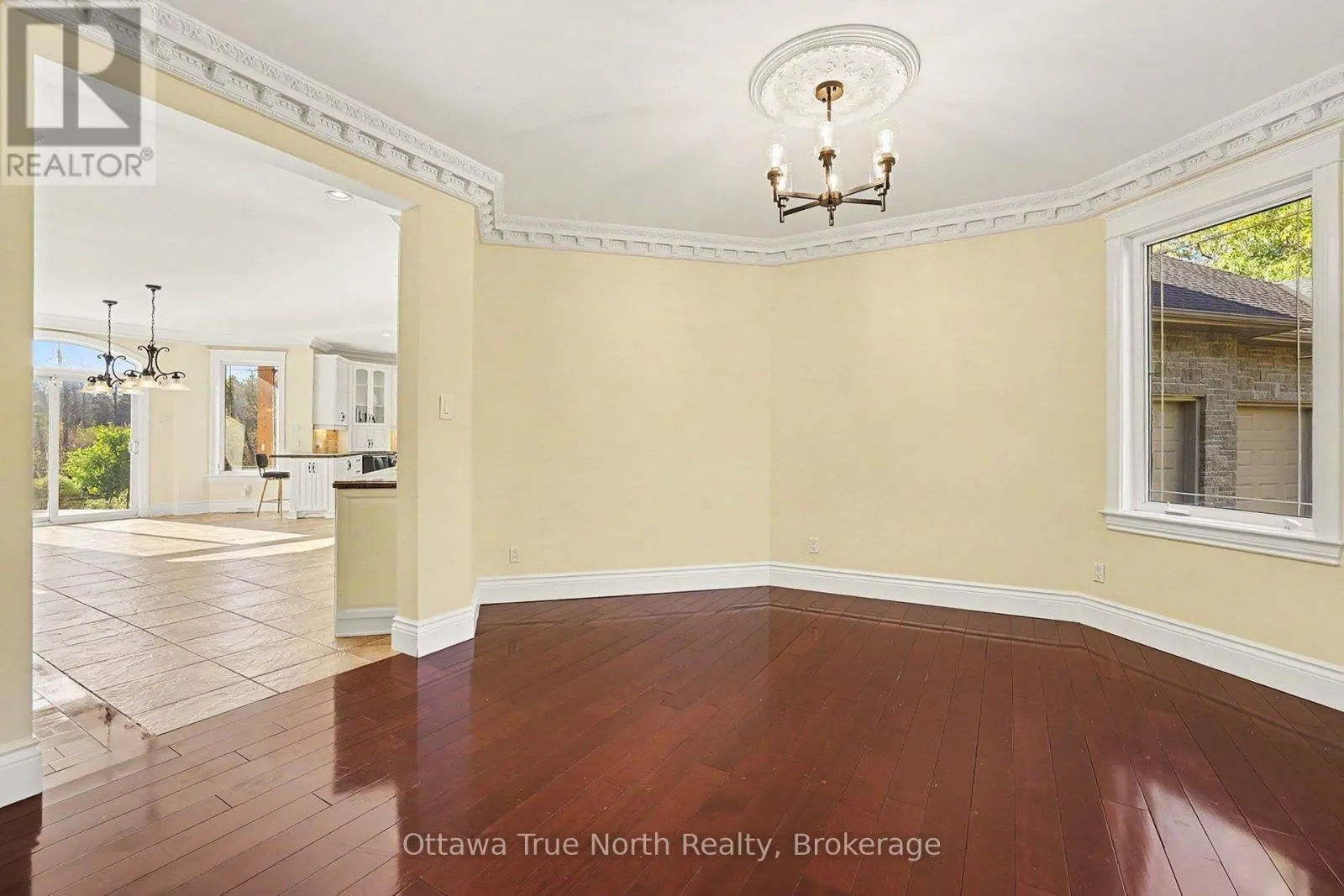 5884 EARLSCOURT CRESCENT