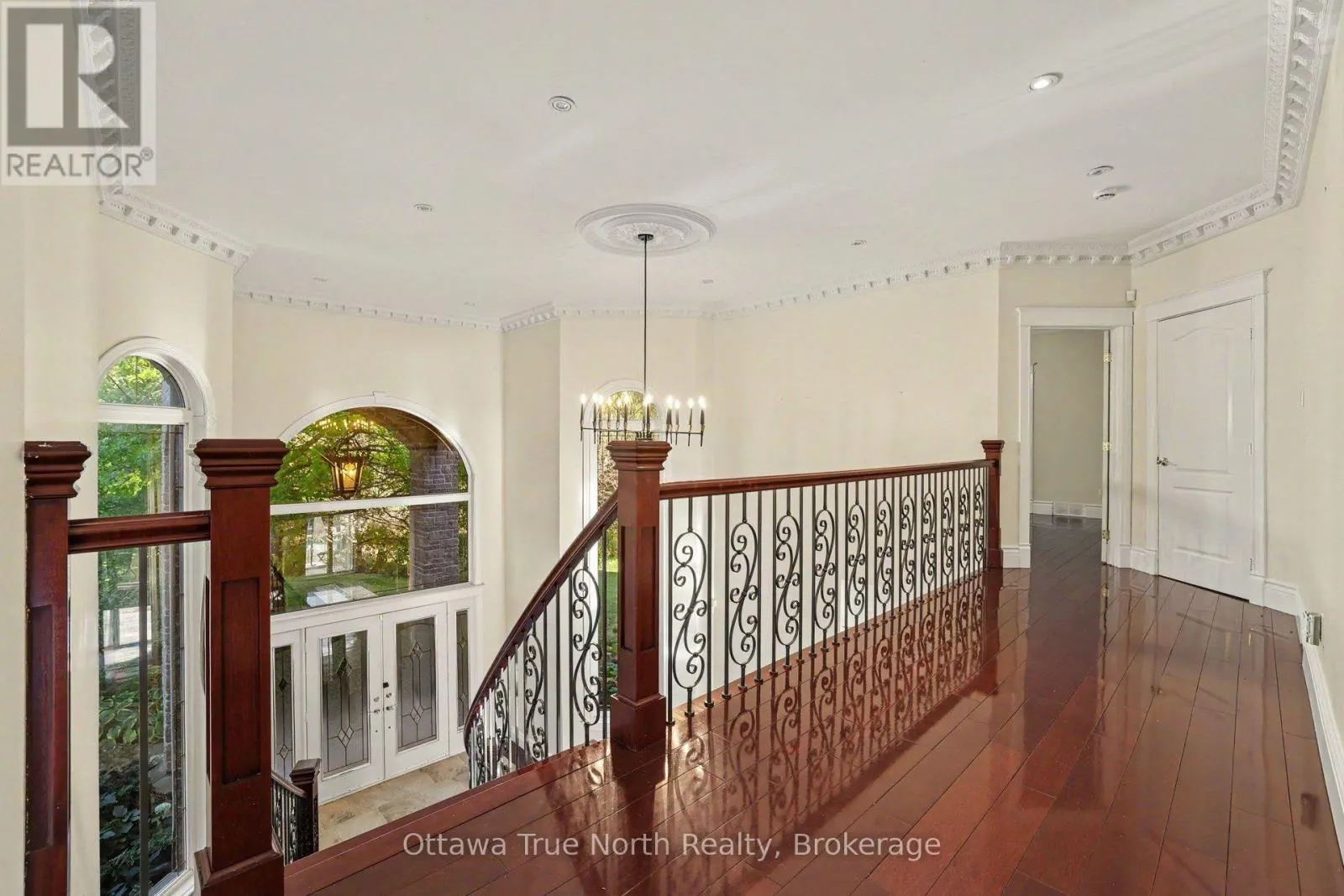 5884 EARLSCOURT CRESCENT