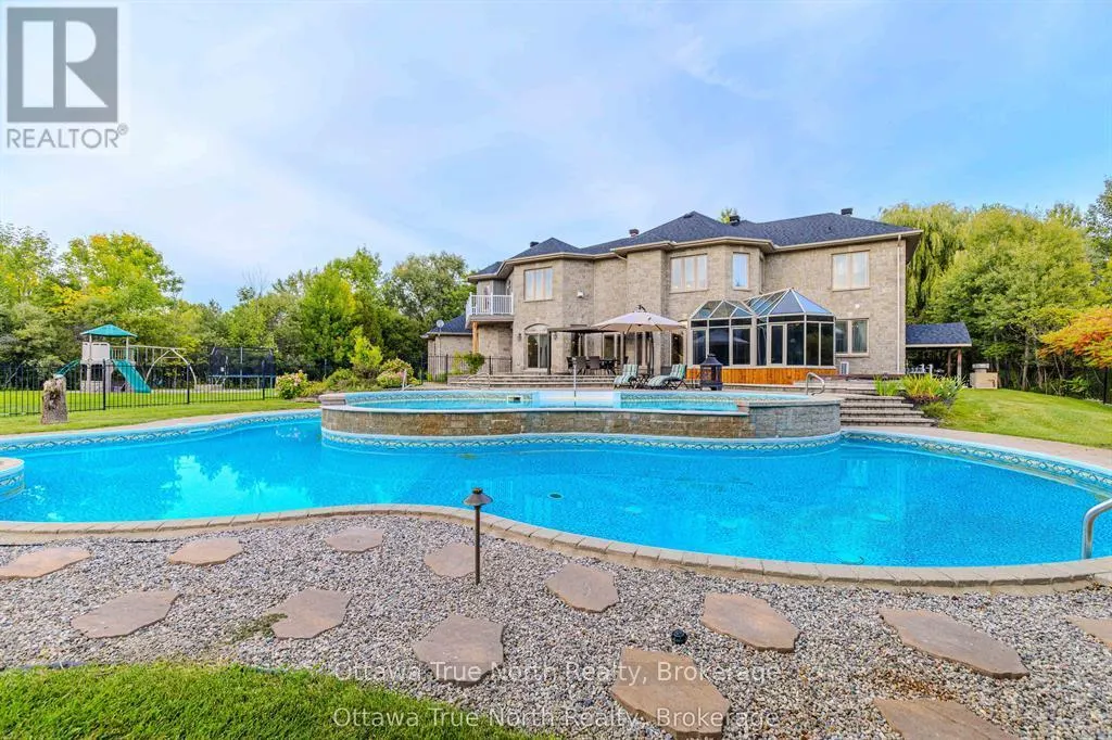 5884 EARLSCOURT CRESCENT