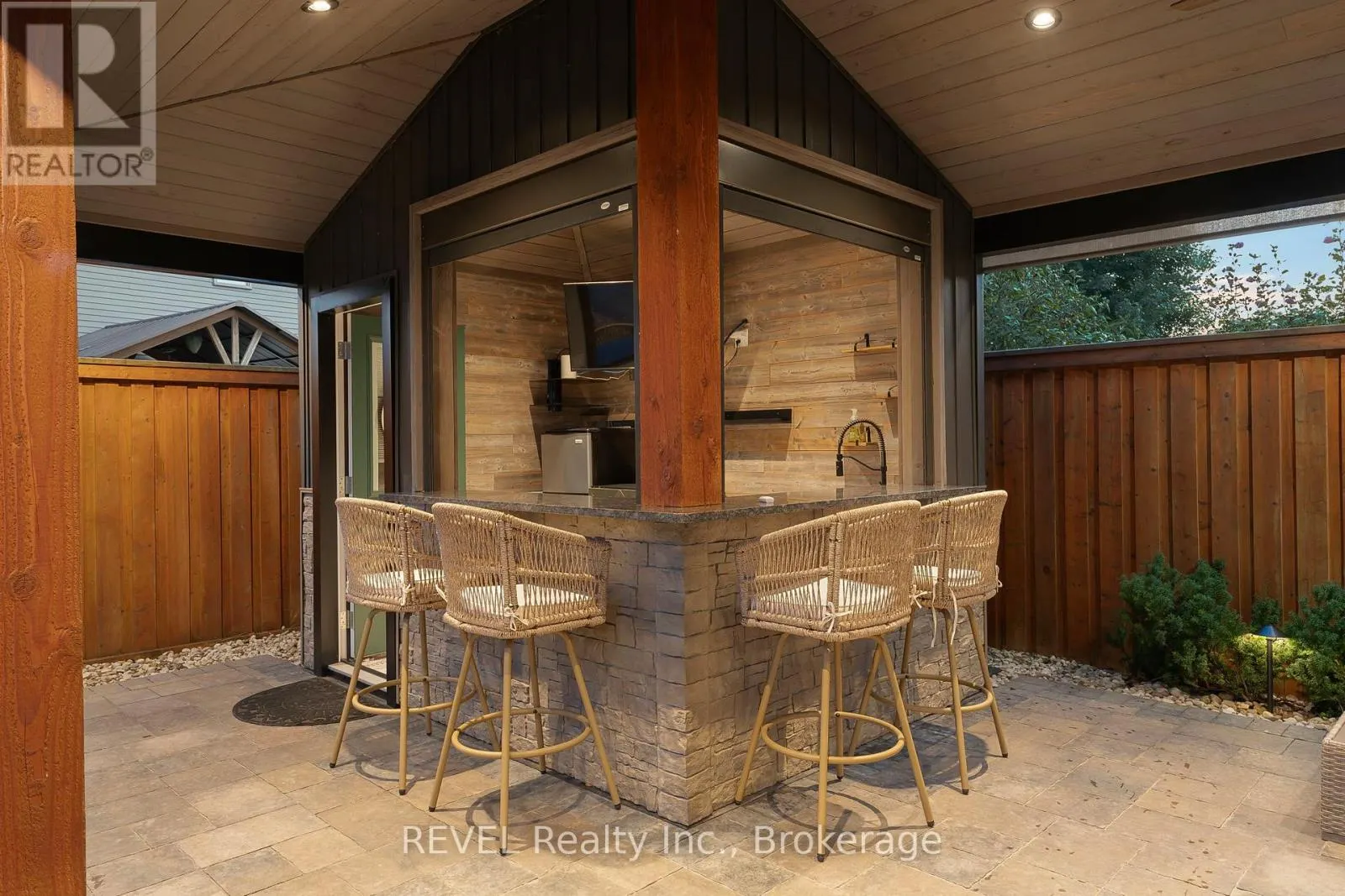 10 MEADOWBROOK LANE